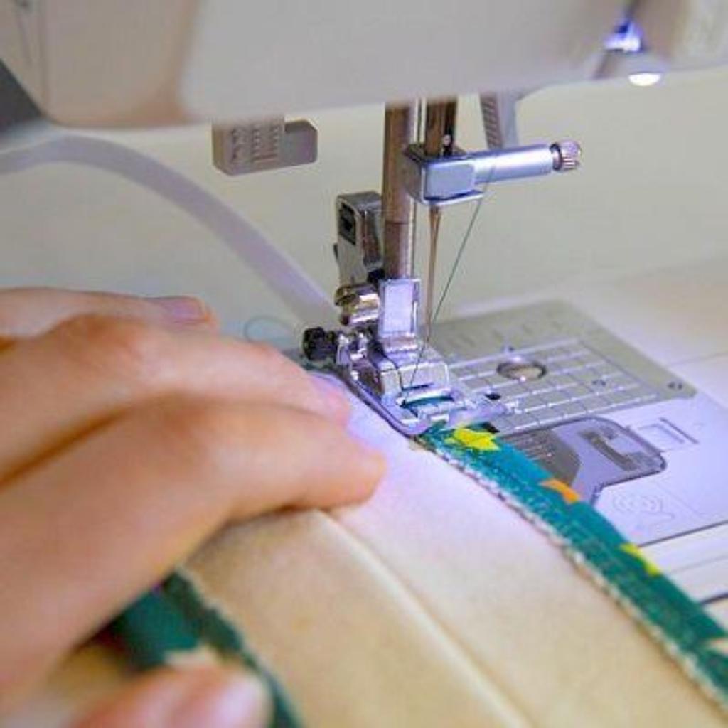 https://pixabay.com/photos/sewing-to-sew-needle-crafts-thread-5117022/